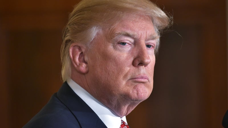 "Baissez les taux ou j’arrête de commercer": Donald Trump fait pression sur la Fed en menaçant ses partenaires commerciaux (qui n'y sont pour rien)