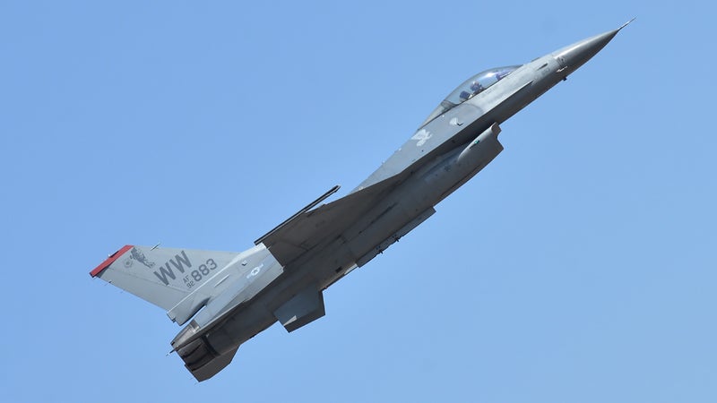 Un avion militaire F-16 s'écrase à proximité d'une base aérienne américaine en Allemagne