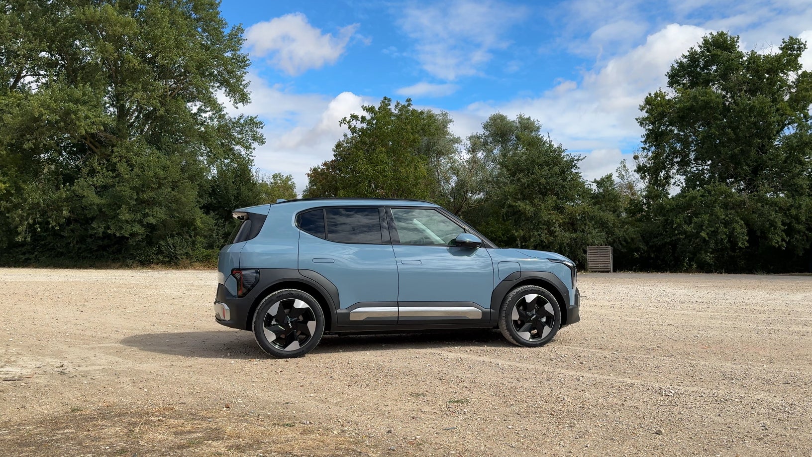 Positionné sous l'EV3 au sein du catalogue du constructeur coréen, avec ses 4,06 mètres de long, soit 24 centimètres de moins que son grand frère, le Kia EV2 débarque sur le marché français avec de solides arguments.