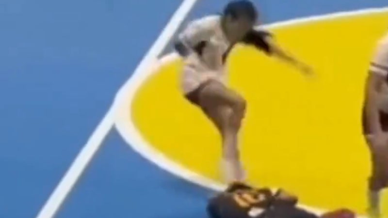 Brésil: coups de pied au sol, coup de poing... une joueuse de futsal suspendue 5 ans après un déferlement de violence