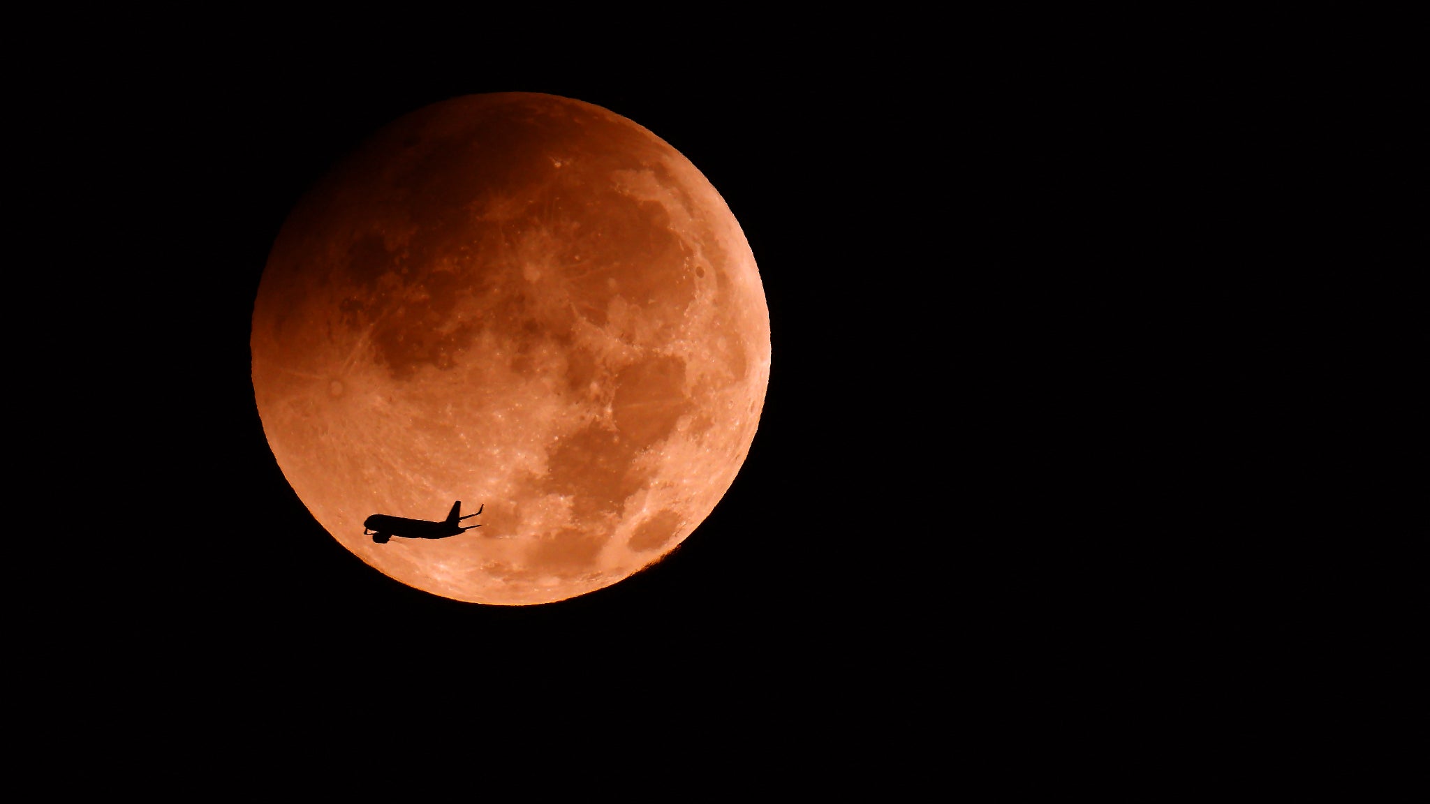 Une éclipse lunaire partielle observée au-dessus de Netanya, en Israël, le 28 août 2026. 