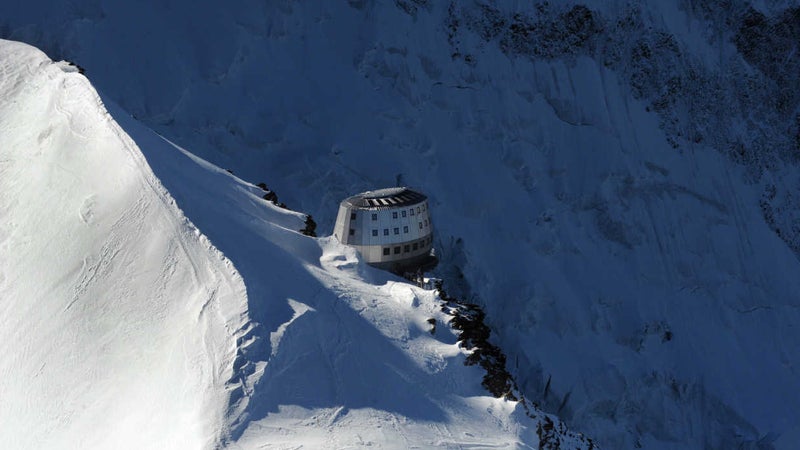 "Des opportunistes dangereux": au Mont-Blanc, des alpinistes coincés sommés de payer leur évacuation