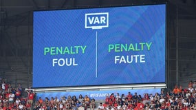 Un écran géant informe du contrôle par la VAR lors de la Coupe du monde féminine de football en France, en 2019, à Lyon.