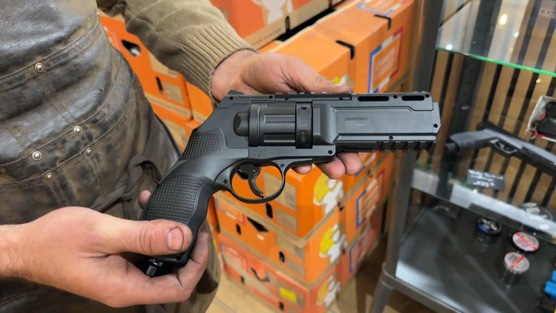 "Il y a une peur, mais ils espérent surtout ne jamais s'en servir": les ventes d'armes défensives cartonnent chez les armuriers