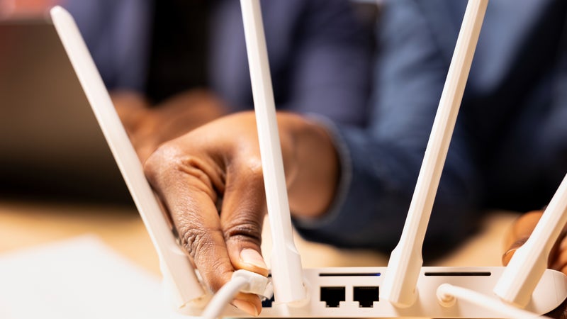 Une feuille de papier aluminium peut augmenter considérablement votre débit internet, voici comment cela fonctionne