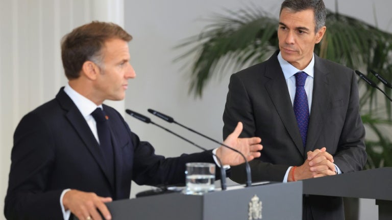 Pedro Sánchez "demande pardon" à Emmanuel Macron après le rejet du traité d'amitié franco-espagnol par le Sénat à Madrid