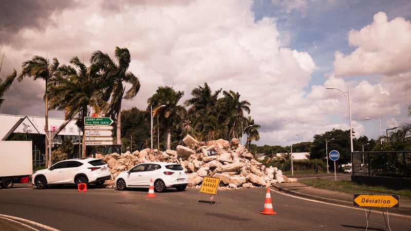 Un couvre-feu pour les mineurs instauré en Guadeloupe après des violences urbaines en marge de la manifestation du 17 octobre