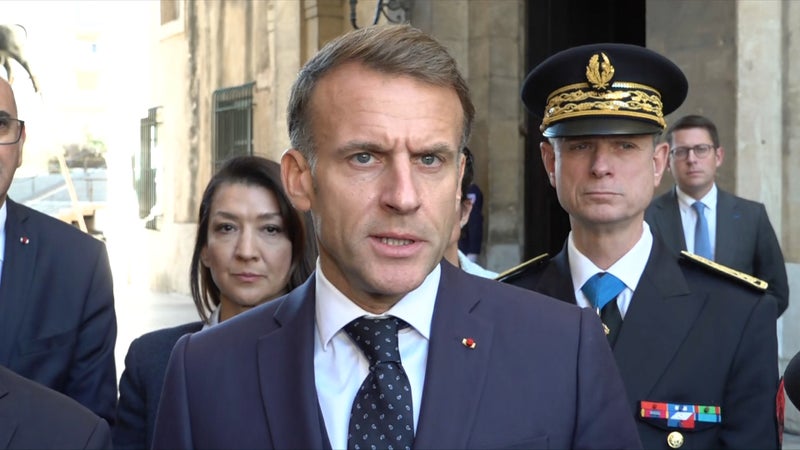 DIRECT. "Il n'y avait pas assez de forces de l'ordre": Emmanuel Macron reconnaît que "le 17 octobre n'avait pas été anticipé"