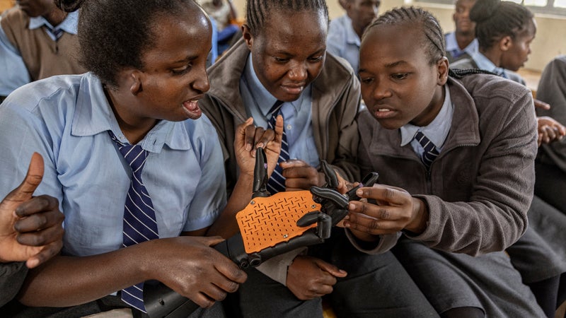 Au Kenya, une start-up a développé un bras robotisé: il traduit en langue des signes les cours et paroles des professeurs pour permettre aux enfants malentendants d'intégrer l'école