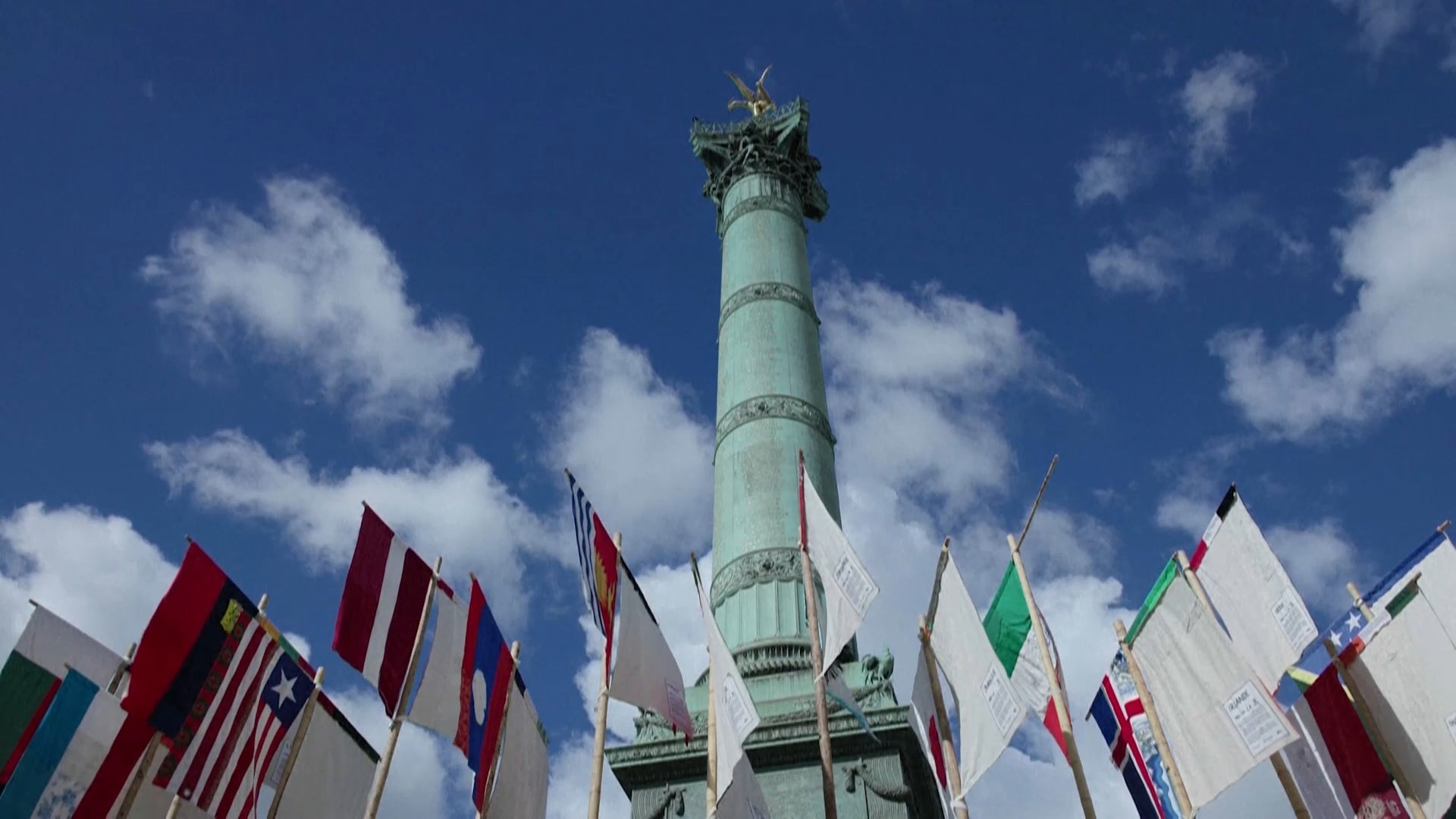 Un drapeau israélien retiré d'une installation à Paris après un acte de vandalisme, colère de l'ambassade