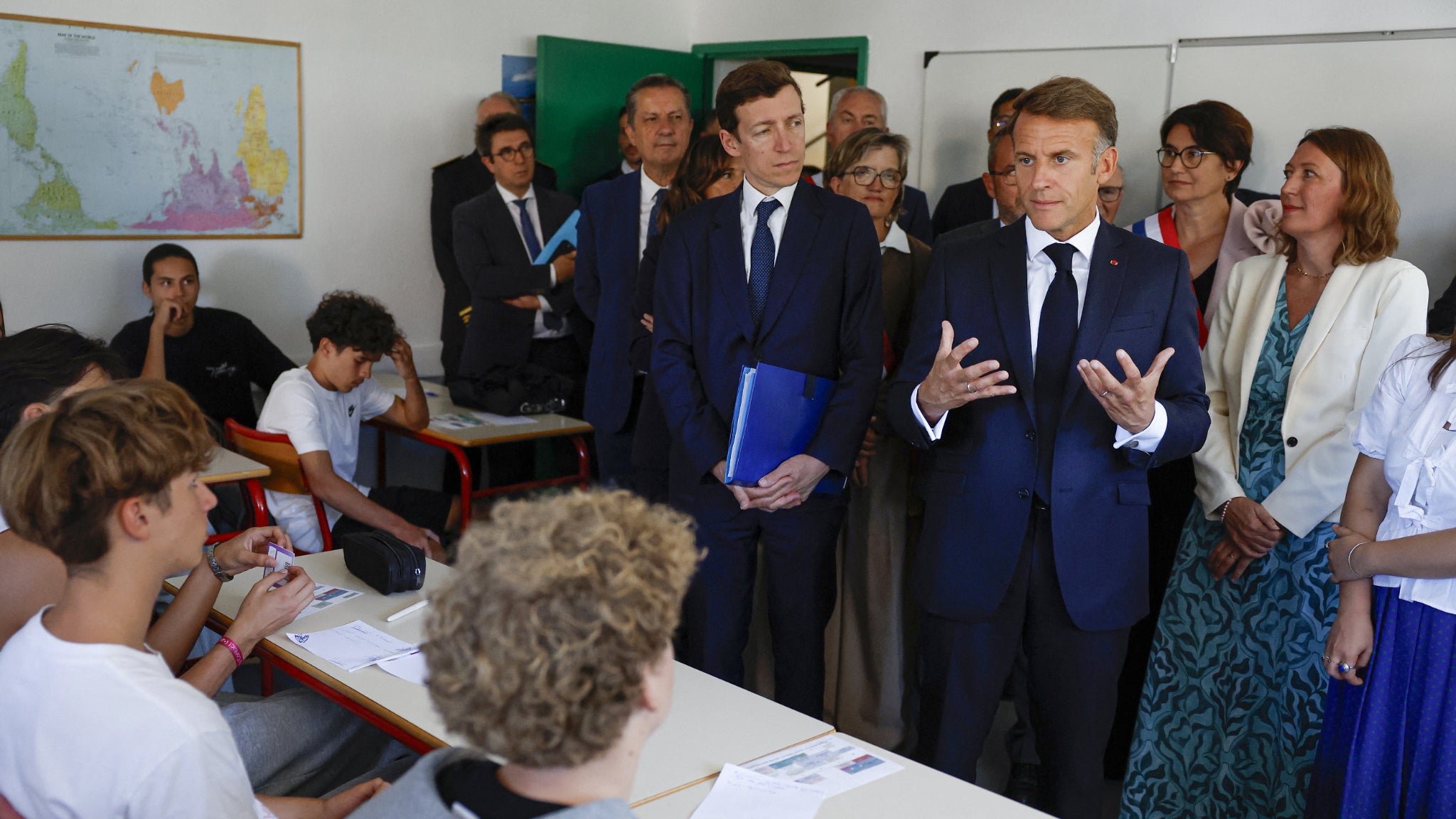 Macron défend l'interdiction du portable au lycée en Lozère