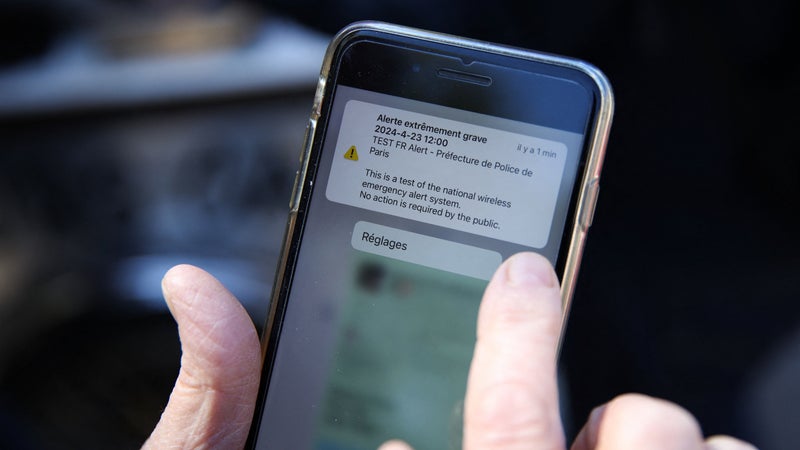Testé et utilisé partout en France, c'est quoi le système FR-Alert, qui permet d'être averti en cas d'urgence sur son smartphone?