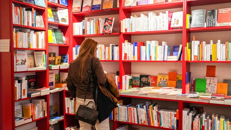 Audios, papiers, numériques: comment se procurer des livres gratuitement pour les vacances d'été?