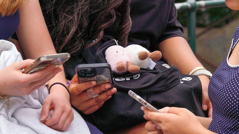 Pochettes magnétiques, applis, boîtiers… Les solutions pour forcer les ados à se déconnecter