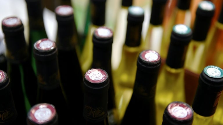 Il vendait son vin sous la fausse appellation Châteauneuf-du-Pape: 1,8 million d'euros saisis à un producteur occitan