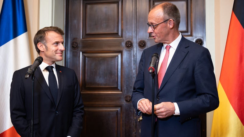 La France ne voulait "en aucun cas" y toucher et finalement... Macron et Merz seraient d'accord pour continuer à vendre plus de voitures thermiques après 2035