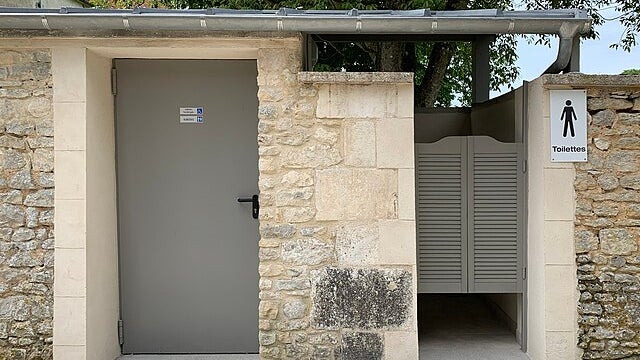 Des toilettes publiques (image d'illustration)