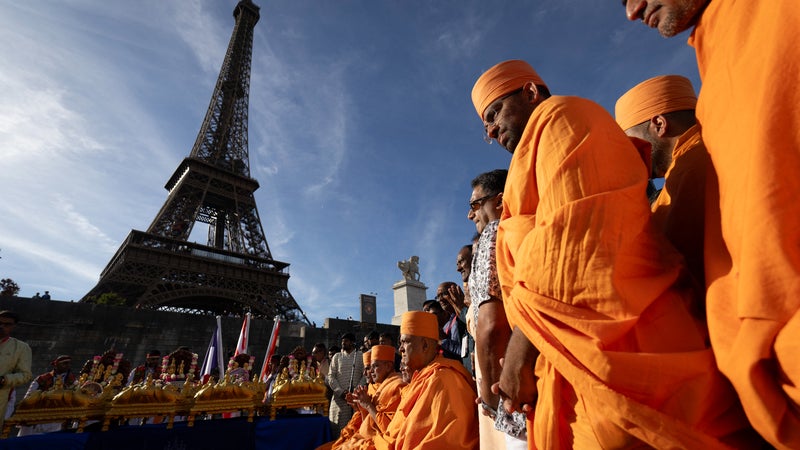 Les salariés de la tour Eiffel en grève après l'éviction du personnel féminin lors de la visite d'un groupe religieux hindou