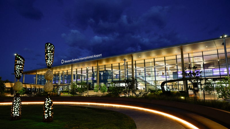 Un investissement de plus de 3 milliards d'euros, accessible 24h/24: le nouvel aéroport de Sydney a ouvert ses portes mais faute de métro, il faut compter 3 heures pour s'y rendre