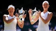Kristina Mladenovic et Hanyu Guo lors de la finale remportée à Wimbledon le 12 juillet 2026. 