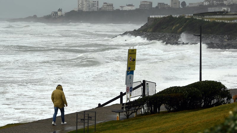 La mairie de Biarritz déclenche une alerte "vagues submersion"