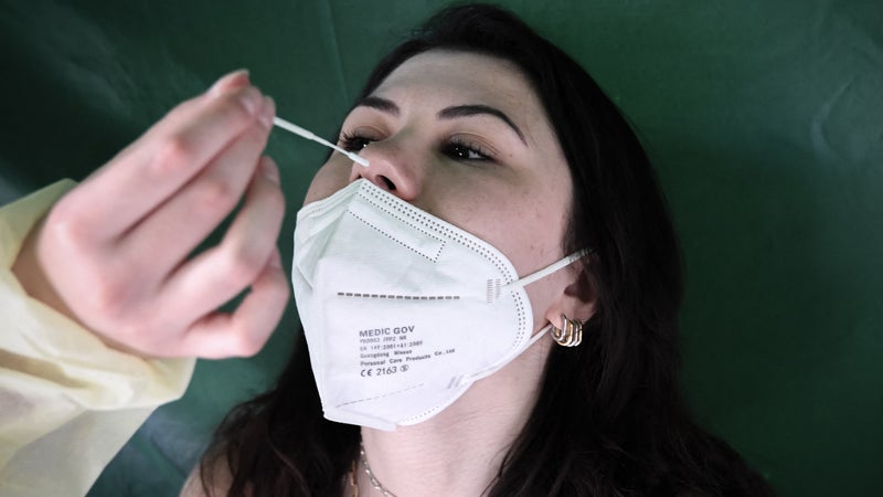 Covid-19: forte hausse du virus dans les eaux usées et aux urgences, comment expliquer cette reprise?